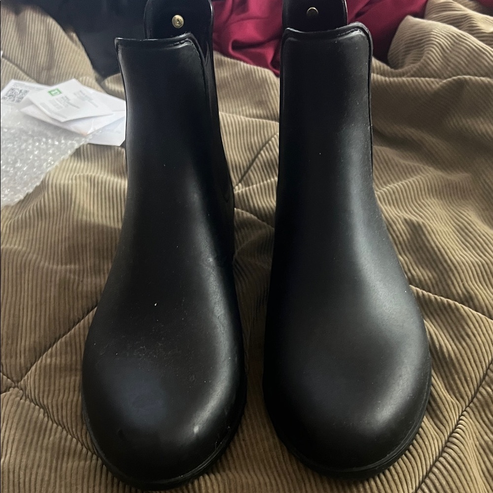 Women's black rain booths
